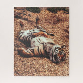 Happy Tiger Bly Up Rolling in Blätter Puzzle (Vertikal)