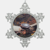 Happy Turtle Schneeflocken Zinn-Ornament (Vorderseite)