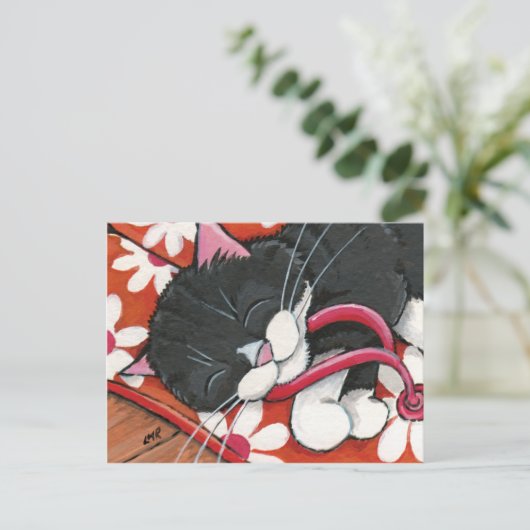 Happy Tuxedo Katze Asleep auf einem Paar Flip Flop Postkarte (Stehend Vorderseite)