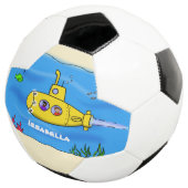 Happy U-Boot-Cartoon Fußball (Dreiviertel)
