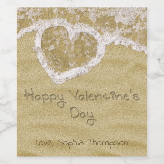 "Happy Valentine's Day" In Sand geschriebenes Herz Weinetikett (Einzelnes Label)