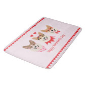 Happy Valentines Day Pembroke Welsh Corgi Hunde Badematte (Schrägansicht)