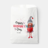 Happy Valentines Day Script Pun Gnome mit Herz Geschenktütchen (Vorderseite)
