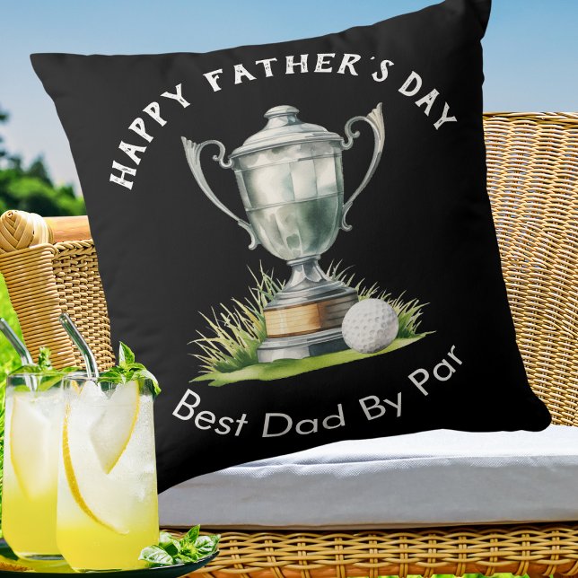 Happy Vatertag Bester Vater Par Golf Trophäe Kissen (A pillow with 'Happy Father's Day' and 'Best Dad By Par' words and picture of a golf ball and trophy)