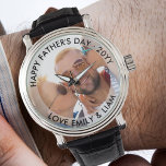 Happy Vathers Day Editable Year Personalisiertes F Armbanduhr<br><div class="desc">Einzigartige Foto-Uhr, die für jeden Anlass vollständig editierbar ist. Der Text ist vollständig editierbar und befindet sich auf einem halbedeckten Rahmen, um Ihr Foto zu rahmen. Die Beispielformulierung lautet "Happy Vthers Day ・ 20YY .. Liebe [Kindernamen]" und Sie können dies nach Ihren Wünschen anpassen. Bitte stöbern Sie in meinem Geschäft...</div>