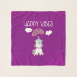 Happy vibes, Typografie, weiß unicorn, lächeln, m Schal<br><div class="desc">Ein Chiffonschal mit einer niedlichen Illustration eines weißen Einhorns,  der auf seinem Rumpf sitzt und lächelt und glücklich aussieht. Lächelnde Wolken und ein Regenbogenkopf. Im Text steht: Happy Vibes. Adorable Aufhellung Bild. Mit einem rosa lila Aquarellhintergrund.</div>