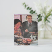Happy Vintage Couple Eating Postkarte (Stehend Vorderseite)