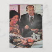 Happy Vintage Couple Eating Postkarte (Vorderseite)