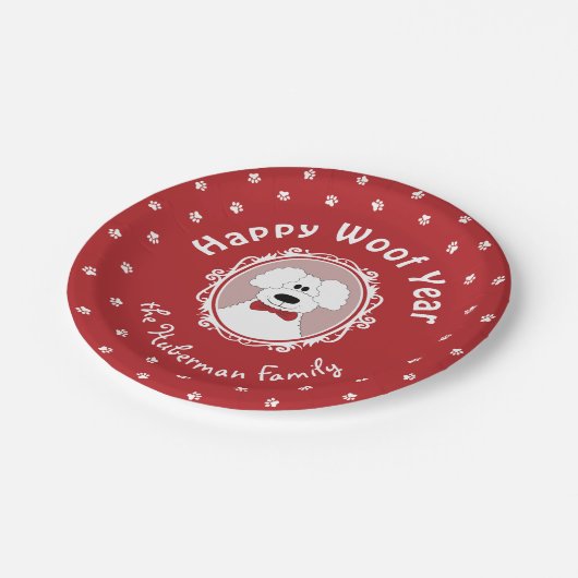 'Happy Woof Year' Poodle mit einer Bow-Krawatte Pappteller (Schrägansicht)