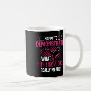 Happy zu demonstrieren, was wie ein Mädchen trifft Kaffeetasse