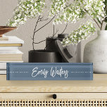 Harbour Blue Sketched Cursive Script Namensplakette<br><div class="desc">Auf dem eleganten Schreibtisch-Namensschild finden Sie Ihren Namen,  Ihren Titel oder Ihre Personalisierungswahl in weißem handgeschriebenem kursiven Schriftsatz auf einem blau leuchtenden Hintergrund des nautischen Hafens.</div>