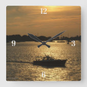Harbour Boat Scene Spate Abend Sun Behind Clouds Quadratische Wanduhr (Vorderseite)
