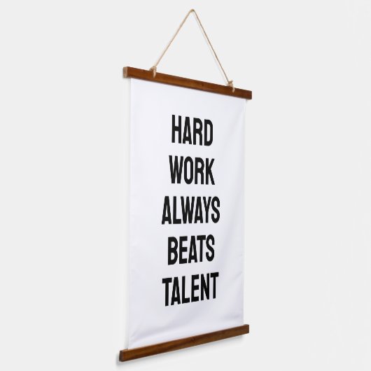 Hard Work Always Beats Talent B&W Quote Wandteppich Mit Holzrahmen (Gewinkelt)