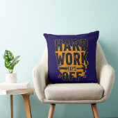 Hard Work Pays Off Bold Typography Labor Day Desig Kissen (Stuhl )