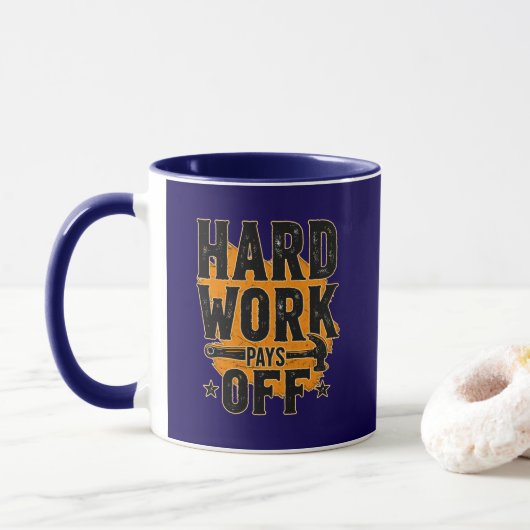 Hard Work Pays Off Bold Typography Labor Day Desig Tasse (Mit Donut)