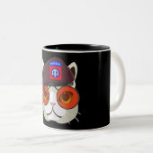 Hardcore 82. Im Flugzeug Kitty Kat! Zweifarbige Tasse (VorderseiteRechts)