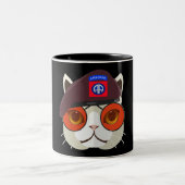 Hardcore 82. Im Flugzeug Kitty Kat! Zweifarbige Tasse (Mittel)