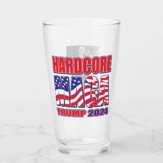 Hardcore MAGA Trump 2024 Glas (Vorderseite)
