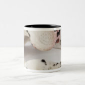 Harlekin-Doggewelpe, der auf Mutter schläft Zweifarbige Tasse (Mittel)