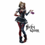 Harley Quinn mit Fuzzy Dice Freistehende Fotoskulptur<br><div class="desc">Batman: Arkham Knight | Karo aus diesem Charakter Kunst Harley Quinn posieren mit einem Paar lila Würfel.</div>