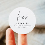HARLOW Moderne Minimalistische Hochzeit ihren Favo Runder Aufkleber<br><div class="desc">Die Harlow Wedding Collection besticht durch einen modernen Schriftart und ein schlichtes minimalistisches Design. Ideal für Ihr einfaches,  zeitloses Paar.</div>