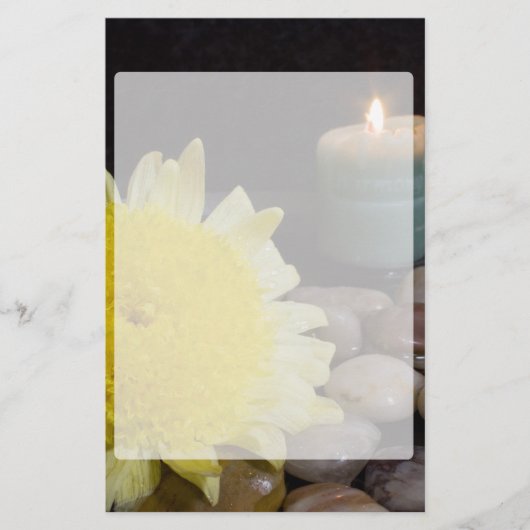 Harmonie-Kerze und gelbe Blume Briefpapier (Vorderseite)