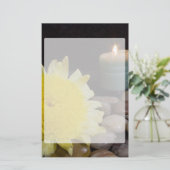 Harmonie-Kerze und gelbe Blume Briefpapier (Stehend Vorderseite)