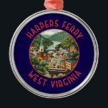 Harpers Ferry West Virginia Distressed Circle Ornament Aus Metall<br><div class="desc">Harpers Ferry Retro Vektor Reise Design. Harpers Ferry ist eine Stadt in West Virginia. Die Wege führen durch den National Historical Park Harpers Ferry,  der aus Gebäude des 19. Jahrhunderts besteht.</div>