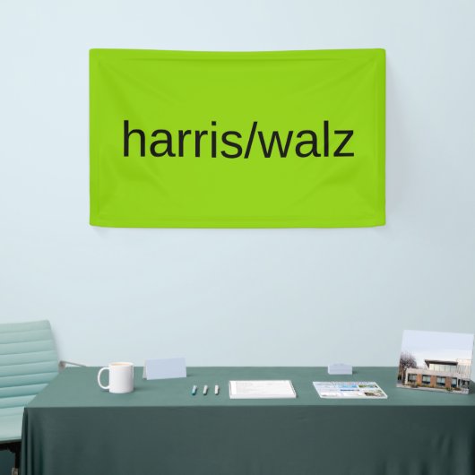 Harris und Walz Sommer 2024 Grüne Wohnanlage Banner (Messeveranstaltung)