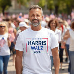 Harris Walz 2024 Wahl Weiße Männer T-Shirt<br><div class="desc">Kamala Harris für Präsident und Tim Walz für Vizepräsident 2024 US-Präsidentschaftswahl White Fleck Men's T - Shirt. Einfaches und modernes Design in Rot-,  Königblau- und Marinefarben mit US Flagge-Akzenten.</div>