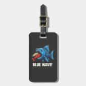 Harris Walz Election Blue Waves Democratic Fish Gepäckanhänger (Vorderseite vertikal)