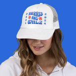 Harris & Walz Retro Blume Truckerkappe<br><div class="desc">Retro Harris & Walz roter,  weißer und blauer weißer LKW-Hut. Rote Blume und 2024 auf beiden Seiten. 2024 ist bearbeitbar.</div>