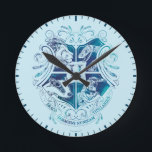 Harry Potter | Aguamenti HOGWARTS™ Wappen Runde Wanduhr<br><div class="desc">Karo diese Hogwarts Crest Grafik,  basierend auf dem Aguamenti Wassermachzauber. Hier finden Sie alle Haustiere,  die in jedem Quadranten des Wappen vertreten sind.</div>
