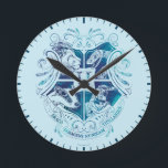 Harry Potter | Aguamenti HOGWARTS™ Wappen Runde Wanduhr<br><div class="desc">Karo diese Hogwarts Crest Grafik,  basierend auf dem Aguamenti Wassermachzauber. Hier finden Sie alle Haustiere,  die in jedem Quadranten des Wappen vertreten sind.</div>