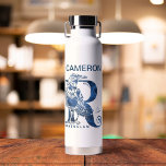 Harry Potter | Aguamenti RAVENCLAW™ Add Your Name Trinkflasche<br><div class="desc">Check out this Ravenclaw graphic based on the Aguamenti water-making spell. This features a blue raven standing in front of a giant letter "R" with the name "Ravenclaw" written below.</div>