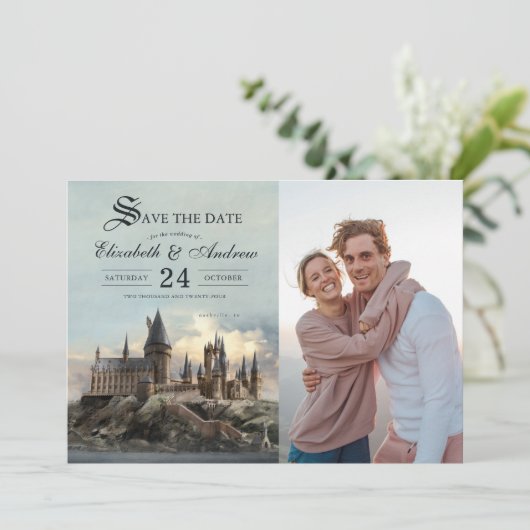 Harry Potter | Burg Hogwarts Save the Date Einladung (Stehend Vorderseite)