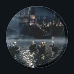 Harry Potter Castle | Ankunft in Hogwarts Magnet<br><div class="desc">Ein Filmbild aus dem Stein des Zauberers. Harry Potter sah hier bei seiner Ankunft im Hogwarts Castle und wollte seine magische Bildung in Hexerei und Zauberei beginnen. Eine mondleichte Bootsfahrt über den großen See, um mit der Zeremonie der Sortierung zu beginnen. Diese Stone-Referenz der Weisen wird wirklich auffallen und Sie...</div>