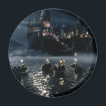 Harry Potter Castle | Ankunft in Hogwarts Magnet<br><div class="desc">Ein Filmbild aus dem Stein des Zauberers. Harry Potter sah hier bei seiner Ankunft im Hogwarts Castle und wollte seine magische Bildung in Hexerei und Zauberei beginnen. Eine mondleichte Bootsfahrt über den großen See, um mit der Zeremonie der Sortierung zu beginnen. Diese Stone-Referenz der Weisen wird wirklich auffallen und Sie...</div>