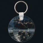 Harry Potter Castle | Ankunft in Hogwarts Schlüsselanhänger<br><div class="desc">Ein Filmbild aus dem Stein des Zauberers. Harry Potter sah hier bei seiner Ankunft im Hogwarts Castle und wollte seine magische Bildung in Hexerei und Zauberei beginnen. Eine mondleichte Bootsfahrt über den großen See, um mit der Zeremonie der Sortierung zu beginnen. Diese Stone-Referenz der Weisen wird wirklich auffallen und Sie...</div>