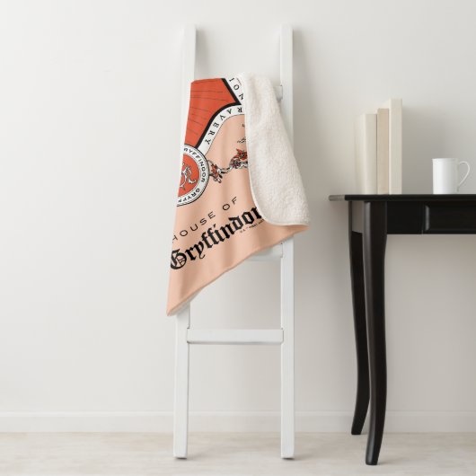 HARRY POTTER™ | Delicate Sketch GRYFFINDOR™ Wappen Sherpadecke (Beispiel)