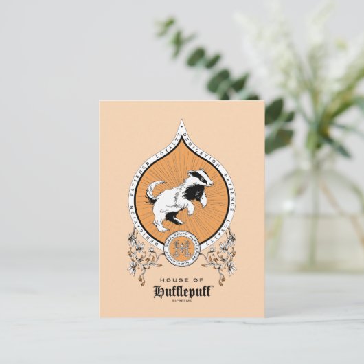 HARRY POTTER™ | Delicate Sketch HUFFLEPUFF™ Wappen Postkarte (Stehend Vorderseite)