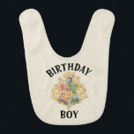Harry Potter | Hogwarts Crest Birthday Boy Babylätzchen<br><div class="desc">Feiern Sie Ihren zauberhaften Geburtstag mit diesem charmanten Baby-Bib mit Harry Potter-Thema. Mit den ikonischen Hogwarts-Wappen und Zauberkunst-inspiriert Details ist es das perfekte Accessoire,  um dem besonderen Tag eine Touch von Zauber und Kultur hinzuzufügen. Eine schöne Wahl für jeden jungen Fan von Hogwarts.</div>