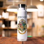 Harry Potter | Hogwarts Crest | Name hinzufügen Trinkflasche<br><div class="desc">Haben Sie schon einmal davon geträumt, in Gryffindor zu sein? Möchten Sie in Ravenclaw sein? Was ist mit der Sortierung nach Slytherin oder Hufflepuff? Selbst wir jeden Tag Muggles können Teil der Magie von Harry Potter mit diesem bunten Wappen-Design von Hogwarts sein. Inspiriert von der J.K. Rowling Kinderserie, die Magie...</div>