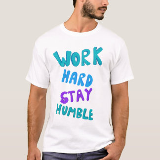 Hart arbeiten, bescheiden bleiben Typografie Kunst T-Shirt