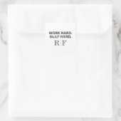 Hart arbeiten, hart golfen Monogramm Initial Retro Quadratischer Aufkleber (Tasche)