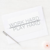 hart arbeiten, hart spielen rechteckiger aufkleber (Umschlag)