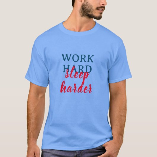 hart arbeiten, härter schlafen T-Shirt (Vorderseite)
