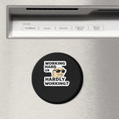 hart arbeitender oder kaum arbeitender lustiger Me Magnet (In Situ (Geschirrspüler))