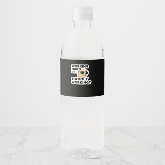 hart arbeitender oder kaum arbeitender lustiger Me Wasserflaschenetikett (Vorderseite)