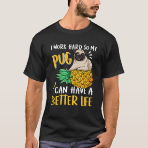 Hart arbeitender Pug, besseres Leben Hund Urlaub T-Shirt